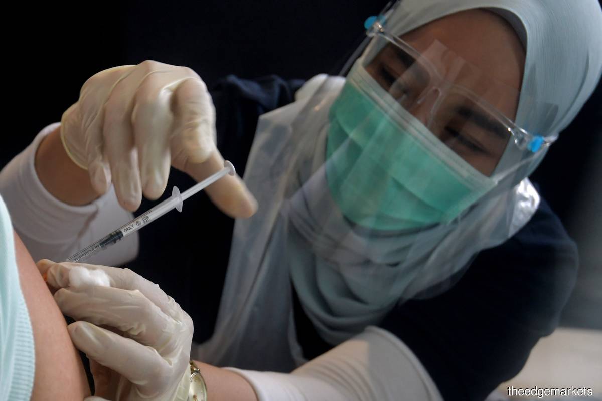 Covid-19 vaccination at Quill City Mall, Kuala Lumpur yesterday (July 22). (Photo by Mohd Suhaimi Mohamed Yusuf/The Edge)